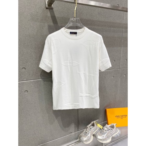 Louis Vuitton embossed jacquard knit crew neck short-sleeve T-shirt, classic design with heavy-duty three-dimensional inlay work that exudes a fashionable and sophisticated feel.